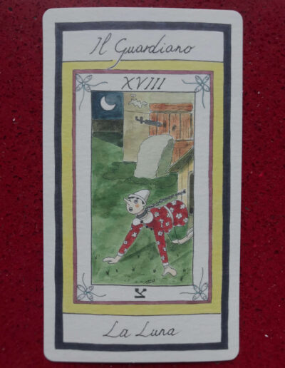 Pinocchio ridotto a fare da cane da guardia. La Notte, disegnata da Salvatore Ramaglia a rappresentare il XVIII Tarocco Maggiore dei Tarocchi di Pinocchio.
