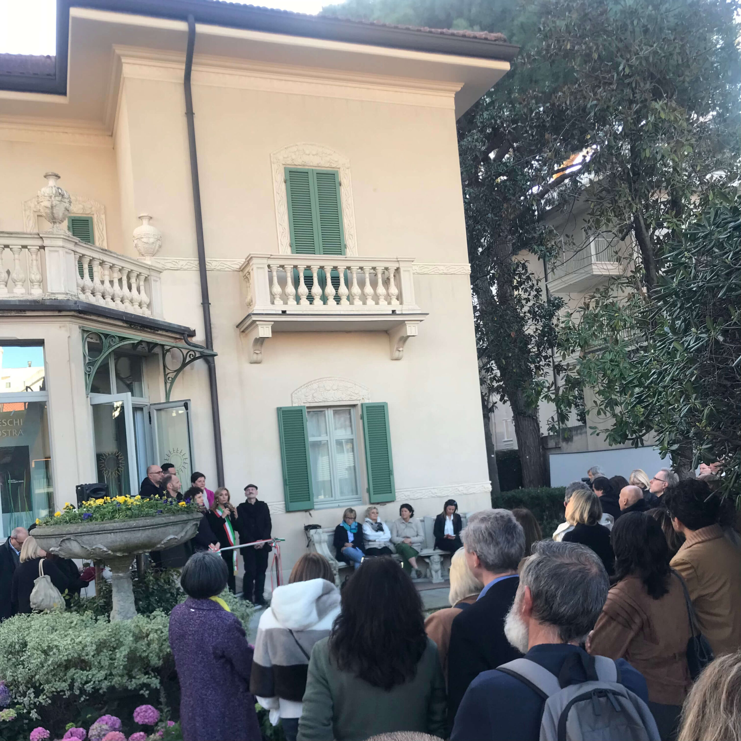 Folla di persone all'inaugurazione di una mostra