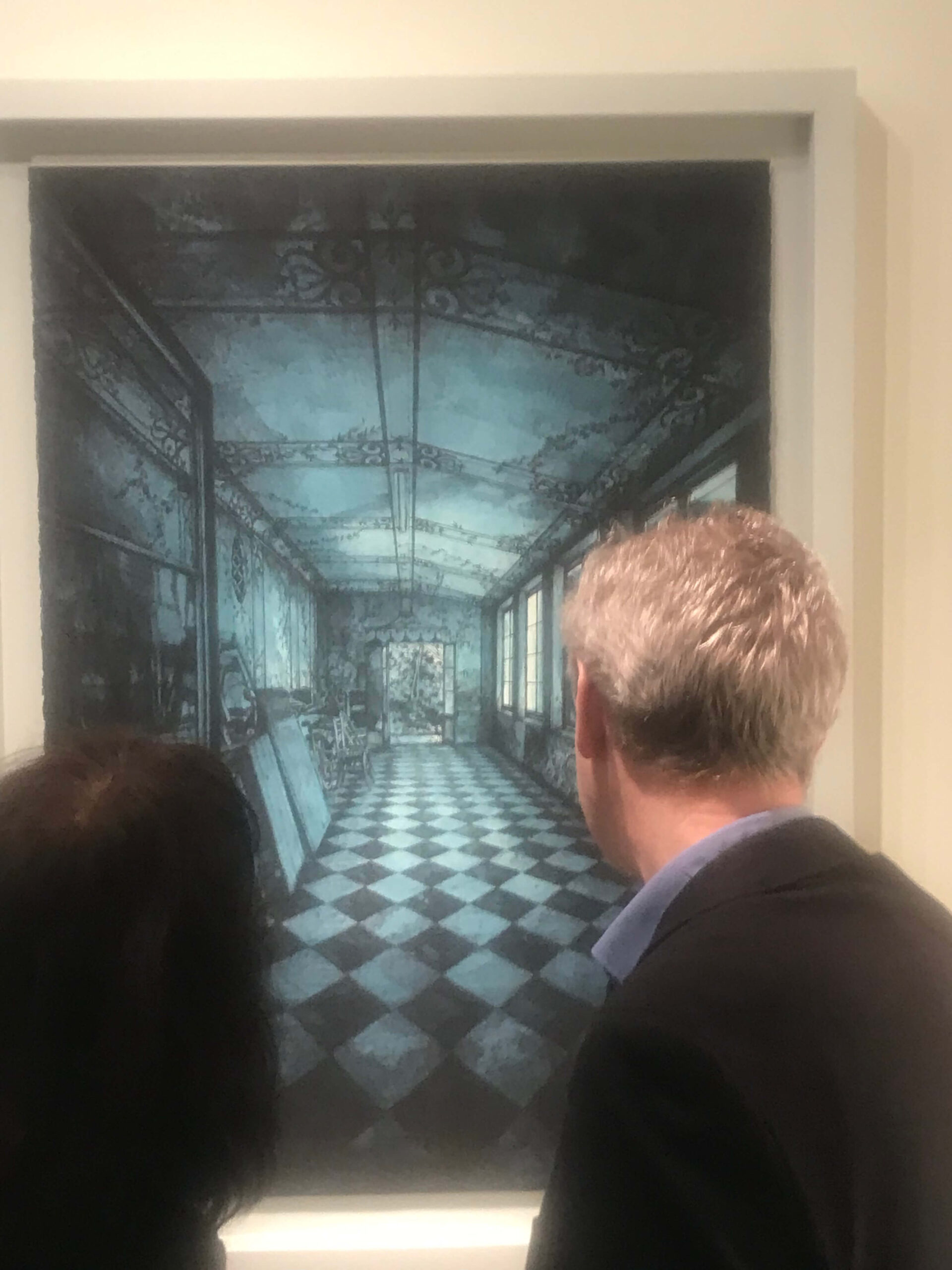 due visitatori davanti ad un opera di andrea chiesi